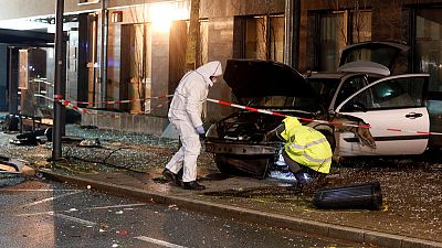 صحيفة: مقتل امرأة بعد اقتحام سيارة محطة حافلات في ألمانيا