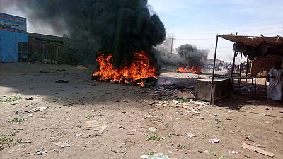 شهود: الشرطة السودانية تطلق الغاز المسيل للدموع على عشرات المحتجين