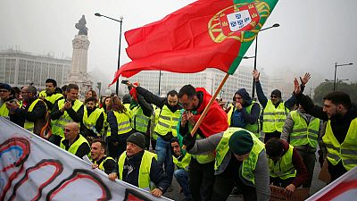 'Yellow vest' protesters attempt to stop traffic in Portugal 'Yellow vest' protesters attempt to stop traffic in Portugal