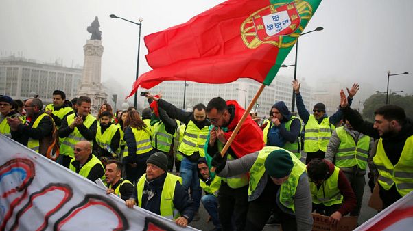 'Yellow vest' protesters attempt to stop traffic in Portugal 'Yellow vest' protesters attempt to stop traffic in Portugal