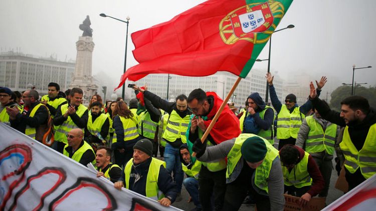 'Yellow vest' protesters attempt to stop traffic in Portugal