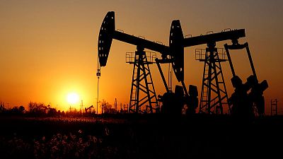 أسعار النفط تنهي الأسبوع على خسائر تزيد على 11 بالمئة متضررة من وفرة في المعروض