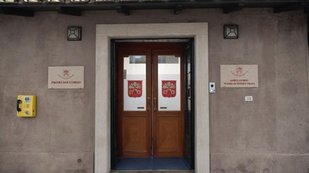 Papa dona ambulatorio per i senzatetto Papa dona ambulatorio per i senzatetto
