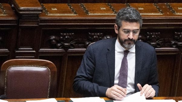Governo pone fiducia su maxiemendamento Governo pone fiducia su maxiemendamento