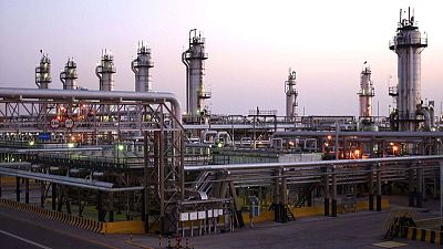 السعودية: فائض سوق النفط انخفض إلى 37 مليون برميل في نوفمبر