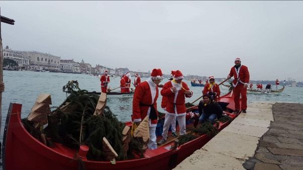 Corteo Babbi Natale con alberi Asiago Corteo Babbi Natale con alberi Asiago