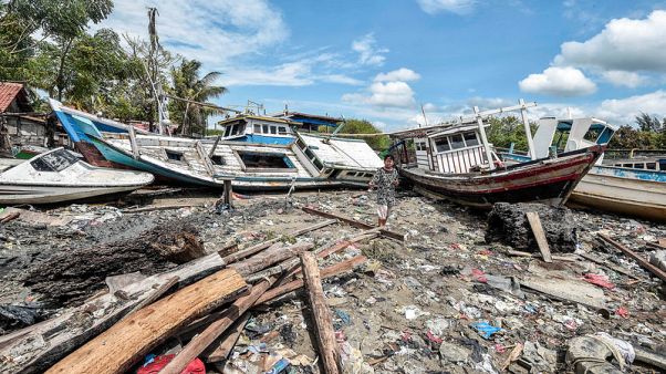 Indonesia hunts for survivors as volcano tsunami toll nears 400 Indonesia hunts for survivors as volcano tsunami toll nears 400