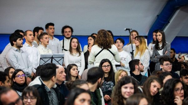Cristiani e musulmani cantano il Natale Cristiani e musulmani cantano il Natale