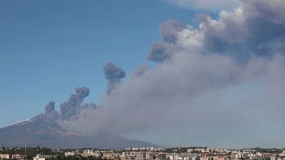 بركان جبل إتنا الإيطالي يثور والسلطات تغلق مطار كاتانيا