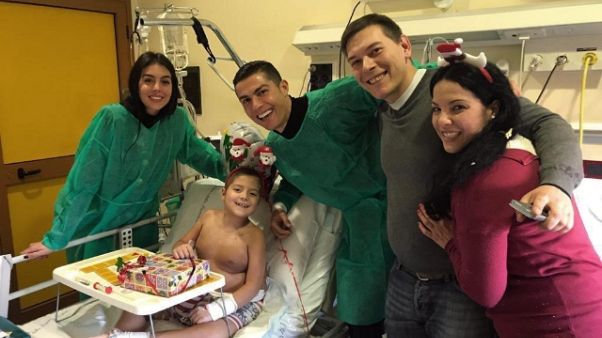 Ronaldo tra bimbi ospedale infantile Ronaldo tra bimbi ospedale infantile