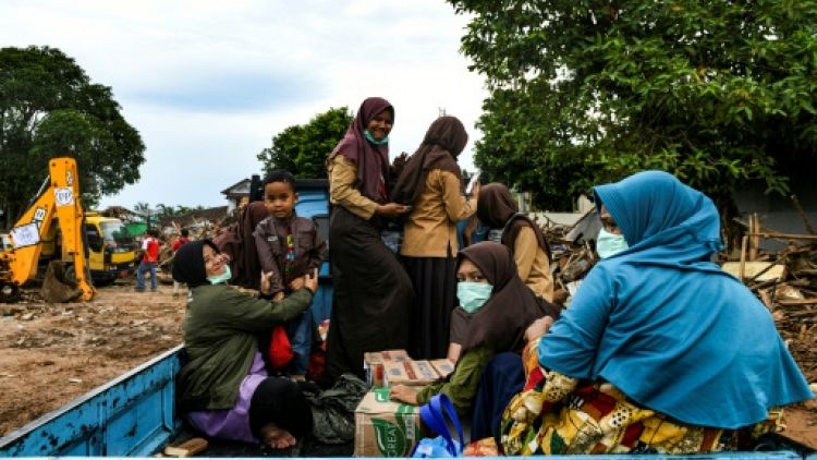 Indonésie: les survivants du tsunami manquent d'eau et de médicaments