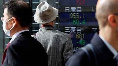 نيكي يهبط لأدنى مستوى في 20 شهرا مقتفيا أثر وول ستريت