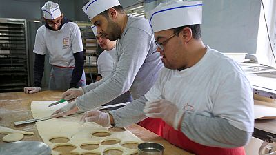 خبازون لبنانيون من ذوي الاحتياجات الخاصة يتقنون الخبز الألماني وفطائر الكريسماس