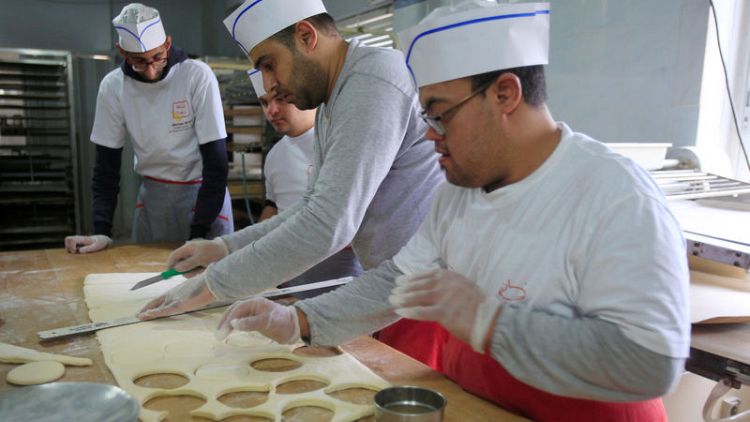 خبازون لبنانيون من ذوي الاحتياجات الخاصة يتقنون الخبز الألماني وفطائر الكريسماس
