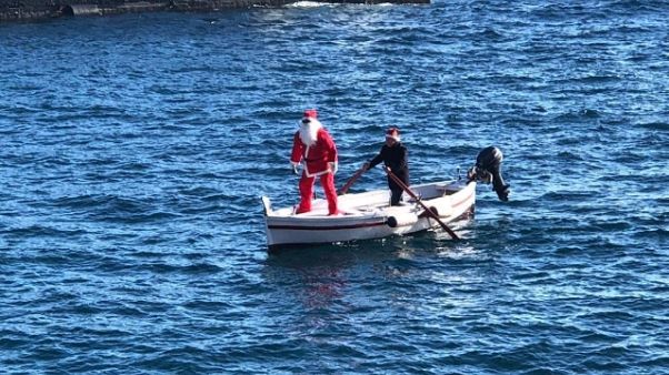 Babbo Natale arriva dal mare a Lipari Babbo Natale arriva dal mare a Lipari