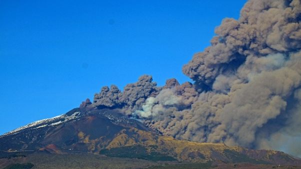 Sisma Catania, crolla parete di una casa Sisma Catania, crolla parete di una casa