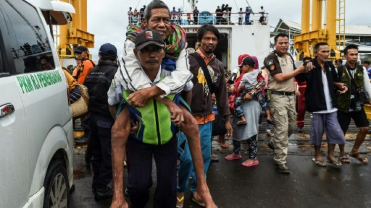 Tsunami indonésien : la pluie entrave les efforts désespérés des secours 