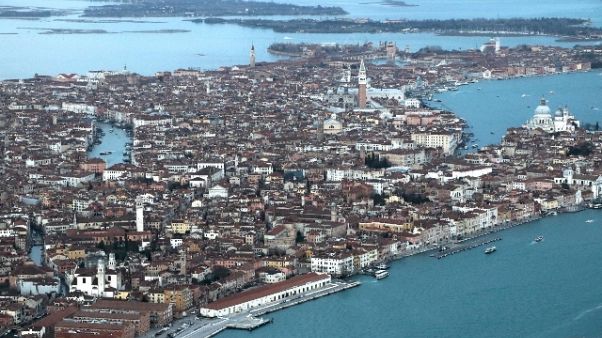 Venezia: trattore cade in acqua,un morto Venezia: trattore cade in acqua,un morto