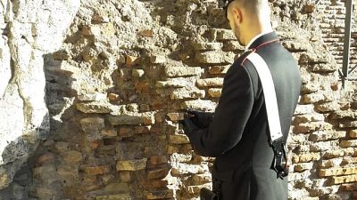 Ruba frammento muro Colosseo, denunciato