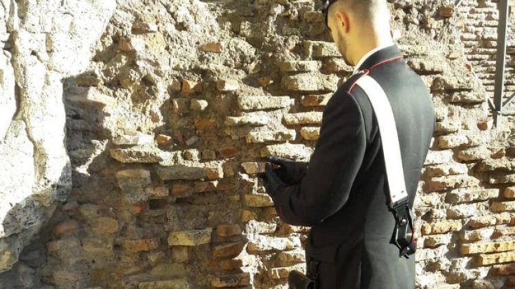Ruba frammento muro Colosseo, denunciato
