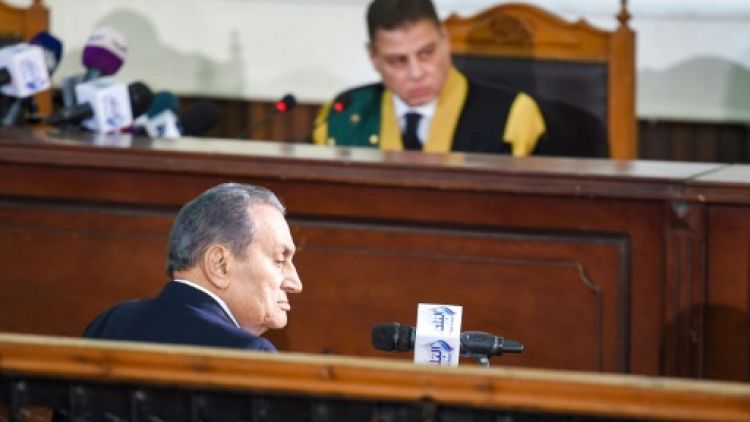 Egypte: Moubarak demande l'"autorisation" de Sissi pour témoigner contre Morsi