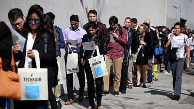 طلبات إعانة البطالة الأمريكية تتراجع في مؤشر على قوة سوق العمل