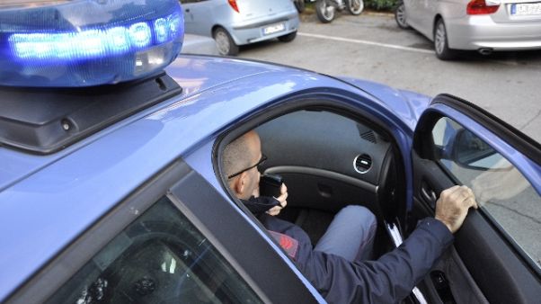 Tenta rubare auto con bimbo, poi fugge Tenta rubare auto con bimbo, poi fugge