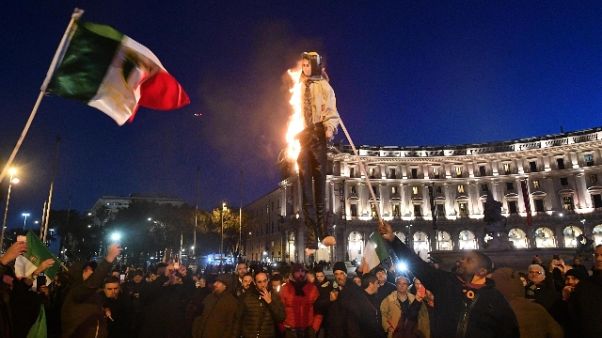 Ncc bruciano manichino Di Maio impiccato Ncc bruciano manichino Di Maio impiccato