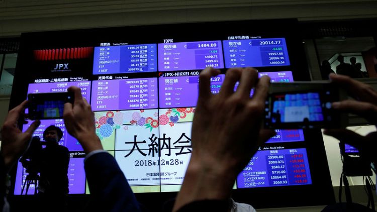 المؤشر نيكي الياباني يغلق منخفضا ويسجل أول خسارة سنوية منذ 2011