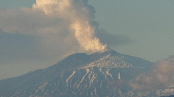 Nessun collegamento tra Etna e Stroboli Nessun collegamento tra Etna e Stroboli
