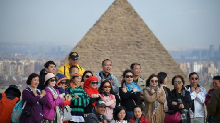 Aux pyramides de Guizeh, la frénésie touristique habituelle au lendemain d'un attentat