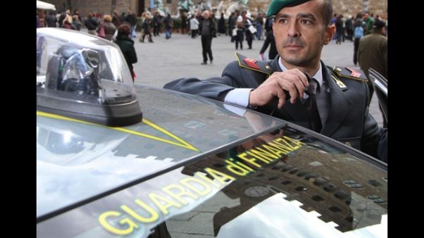 100mila botti sequestrati da Gdf Firenze 100mila botti sequestrati da Gdf Firenze