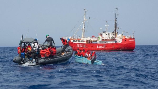 Migranti: SeaEye, 17 su barca soccorsa Migranti: SeaEye, 17 su barca soccorsa