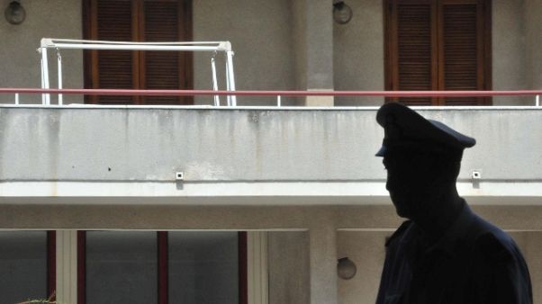 Cade dal balcone, 12enne muore a Voghera Cade dal balcone, 12enne muore a Voghera