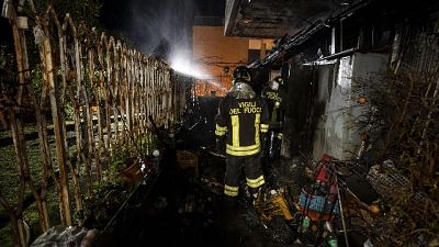 Decine cassonetti in fiamme a Roma Decine cassonetti in fiamme a Roma