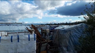 Incendio rifiuti in baraccopoli migranti Incendio rifiuti in baraccopoli migranti
