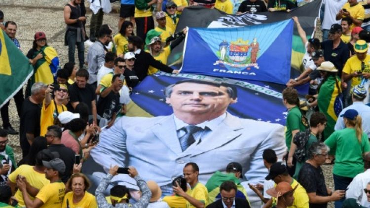 Les Bolsonaristes saluent l'arrivée au pouvoir du "Mythe"