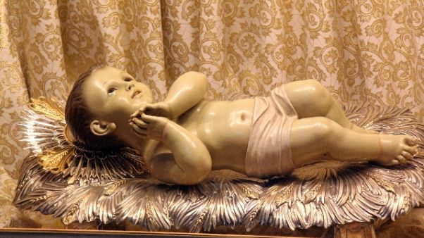 Ruba Gesù bambino da Presepe in piazza Ruba Gesù bambino da Presepe in piazza