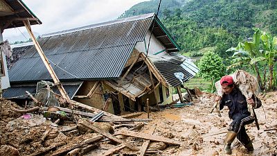 انهيارات أرضية تودي بحياة 15 على الأقل في إندونيسيا