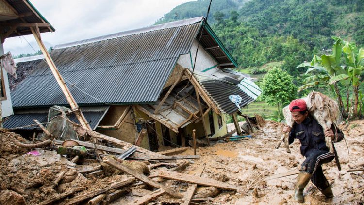 انهيارات أرضية تودي بحياة 15 على الأقل في إندونيسيا