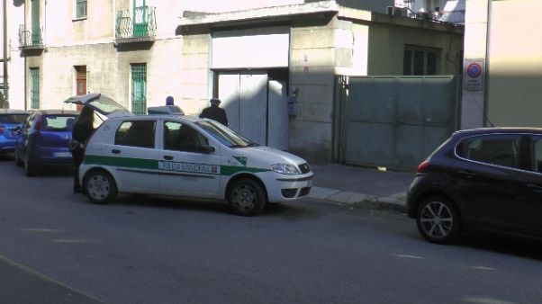 Guinzaglio a compagna, l'aveva lasciato Guinzaglio a compagna, l'aveva lasciato
