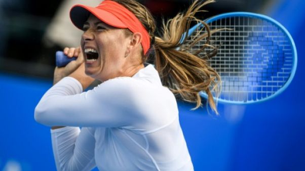 Tennis: mal partie, Sharapova passe sur abandon à Shenzhen Tennis: mal partie, Sharapova passe sur abandon à Shenzhen