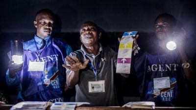 Comptage des votes dans une école de Kinshasa le 30 décembre 2018 Comptage des votes dans une école de Kinshasa le 30 décembre 2018