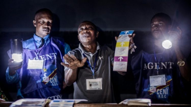 Comptage des votes dans une école de Kinshasa le 30 décembre 2018