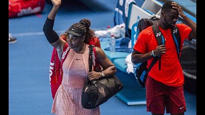 Serena Williams saluta con una vittoria