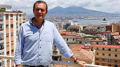 رئيس بلدية نابولي يعلن استعداده لتحدي وزير الداخلية والسماح بدخول سفينة مهاجرين