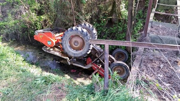 Agricoltore muore sotto trattore Agricoltore muore sotto trattore