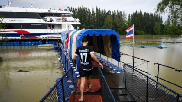 Des centaines de touristes bloqués sur des îles en Thaïlande avant la tempête Pabuk Des centaines de touristes bloqués sur des îles en Thaïlande avant la tempête Pabuk