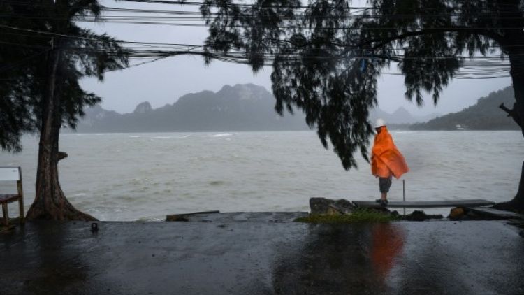 Thaïlande: des centaines de touristes bloqués sur les îles par la tempête Pabuk 