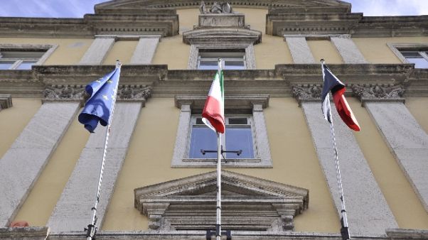 Aquila nazista sui cancelli, sequestrati Aquila nazista sui cancelli, sequestrati